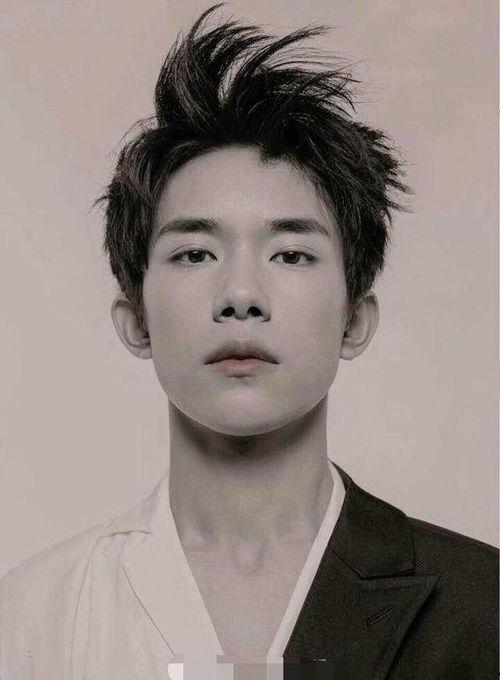 易烊千玺14岁照片,初露锋芒的少年风采